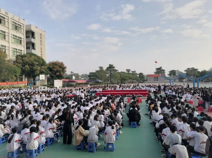 芳華藥學 ▏近日，南職籃球場出現了一群白大褂......